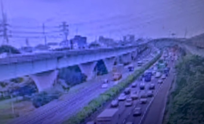 (火燒車片)國道1南下55.6K火燒車 車流回堵3公里 64 55.7K發生火燒車事故,車流回堵中。民眾提供 | 社會 社會 記者爆料網