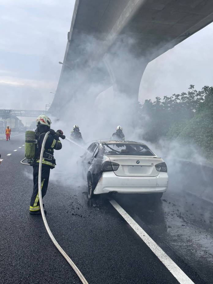 (火燒車片)國道1南下55.6K火燒車 車流回堵3公里 62 1 | 社會 社會 記者爆料網