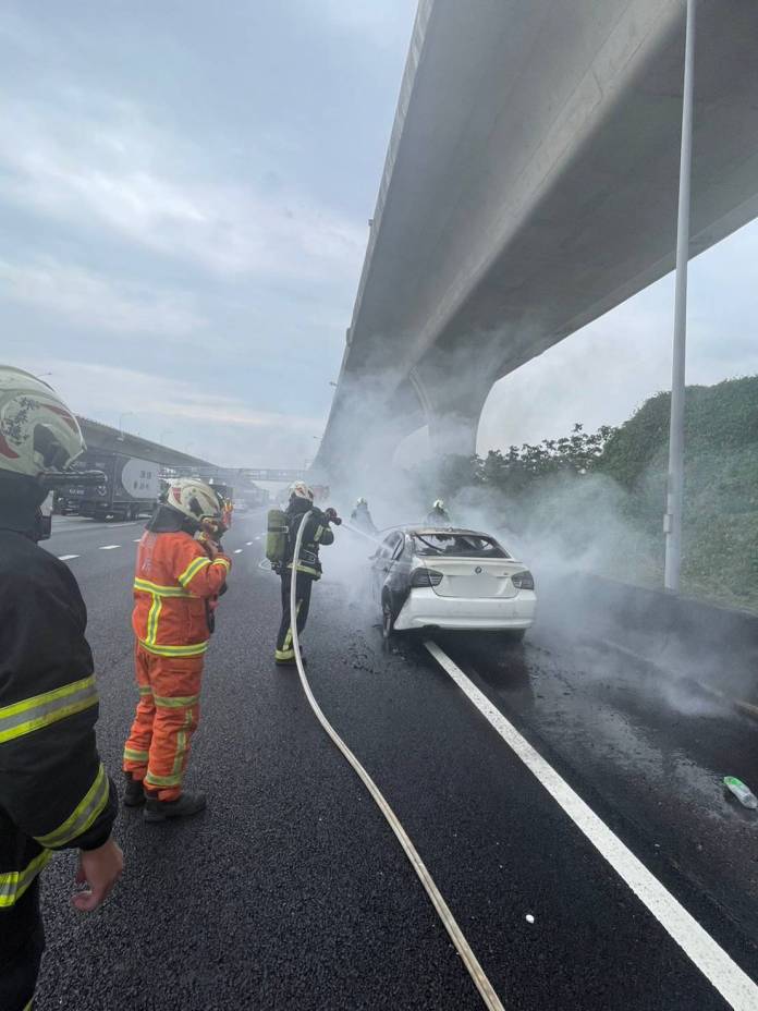 (火燒車片)國道1南下55.6K火燒車 車流回堵3公里 63 1 | 社會 社會 記者爆料網