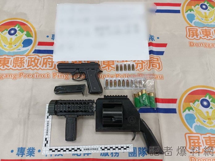 影/東港2男擁槍自重 遭警搜出罕見「美制輪轉式霰彈槍」 63 06CF0B6C 36AC 4EF3 BD27 C3E75AFCEEC2 | 社會 社會 記者爆料網