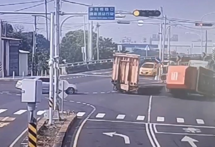 (破土機翻落片)疑過彎未減速及未妥適綑綁 破土機從拖板車翻落 62 | 社會 社會 記者爆料網
