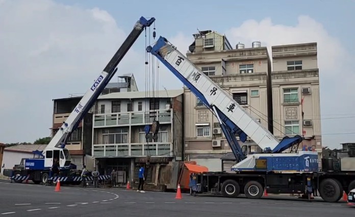(破土機翻落片)疑過彎未減速及未妥適綑綁 破土機從拖板車翻落 61 | 社會 社會 記者爆料網