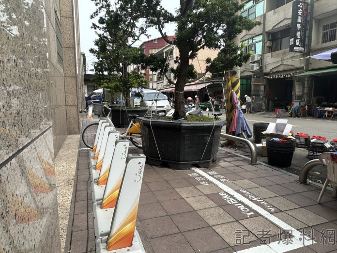 停車太難!台中后里農會iBike車柱遭綠美化盆栽擋住 65 停車太難!台中后里農會iBike車柱遭綠美化盆栽擋住
