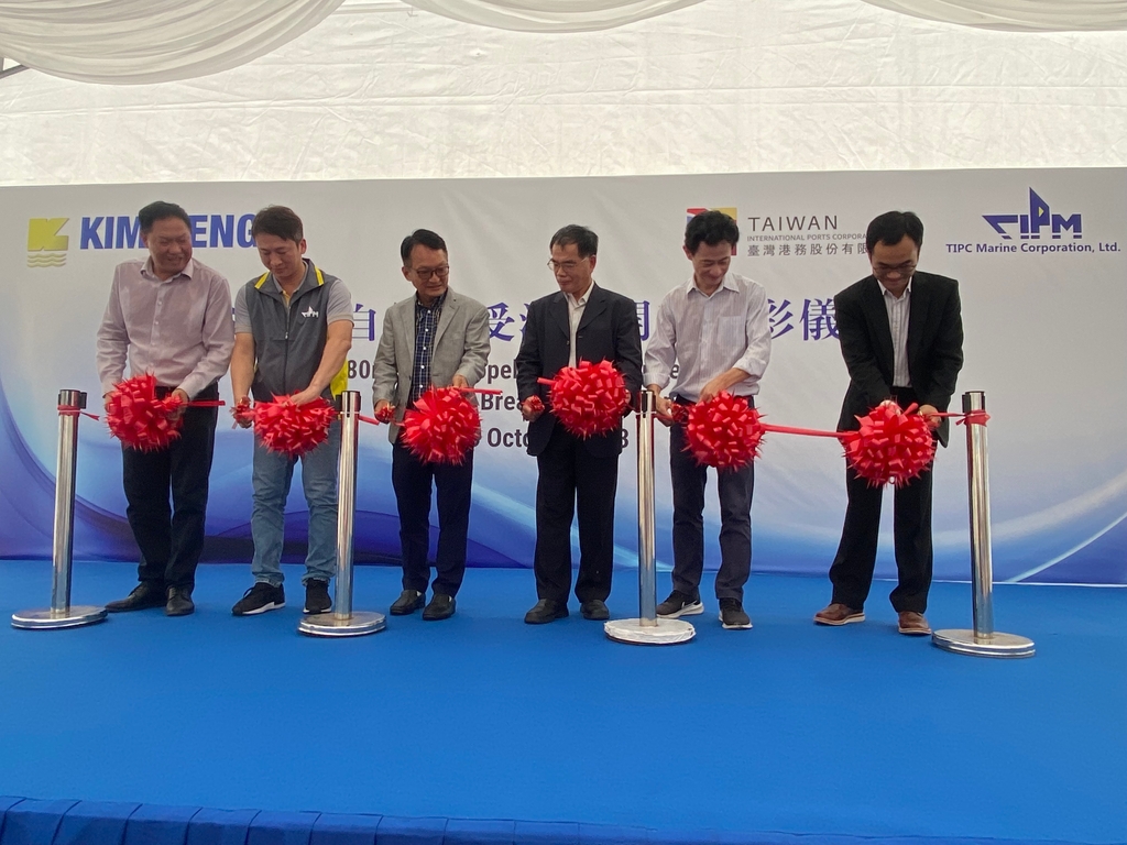港勤公司陳總經理榮信 (右3)及新加坡金興造船公司董事長Thomas Tan(左3)率隊一同參與受泥船開工典禮剪綵儀式(圖：臺灣港務公司)