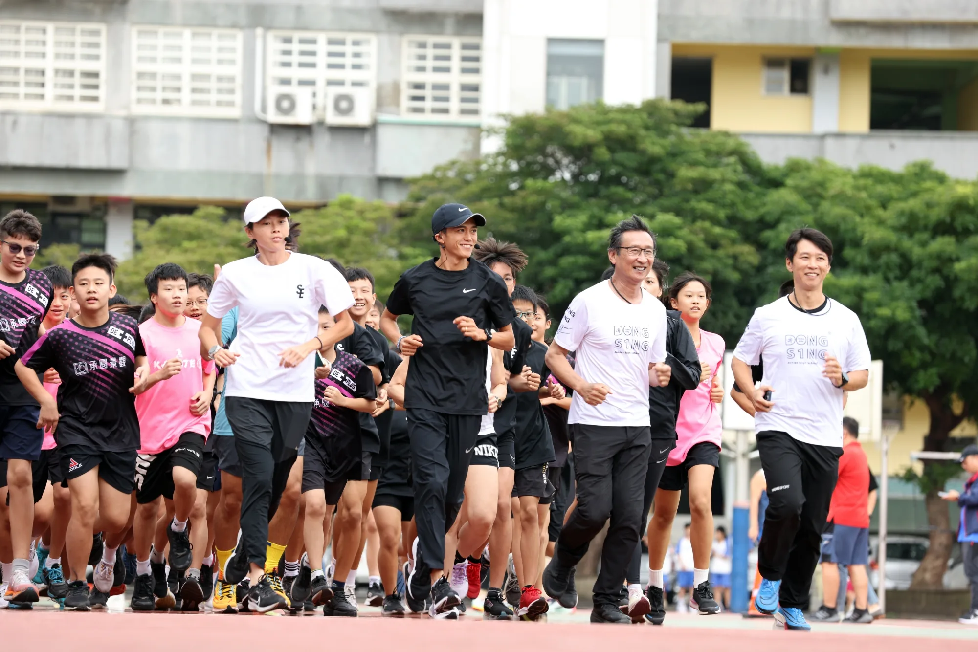 《田徑》日本馬拉松名將大迫傑前進校園 讚嘆台灣學生青春活力