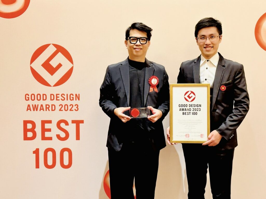 歐萊德創辦人暨董事長葛望平左與永續長謝修銘右赴東京獲頒GOOD-DESIGN-AWARD-2023-BEST100獎項。