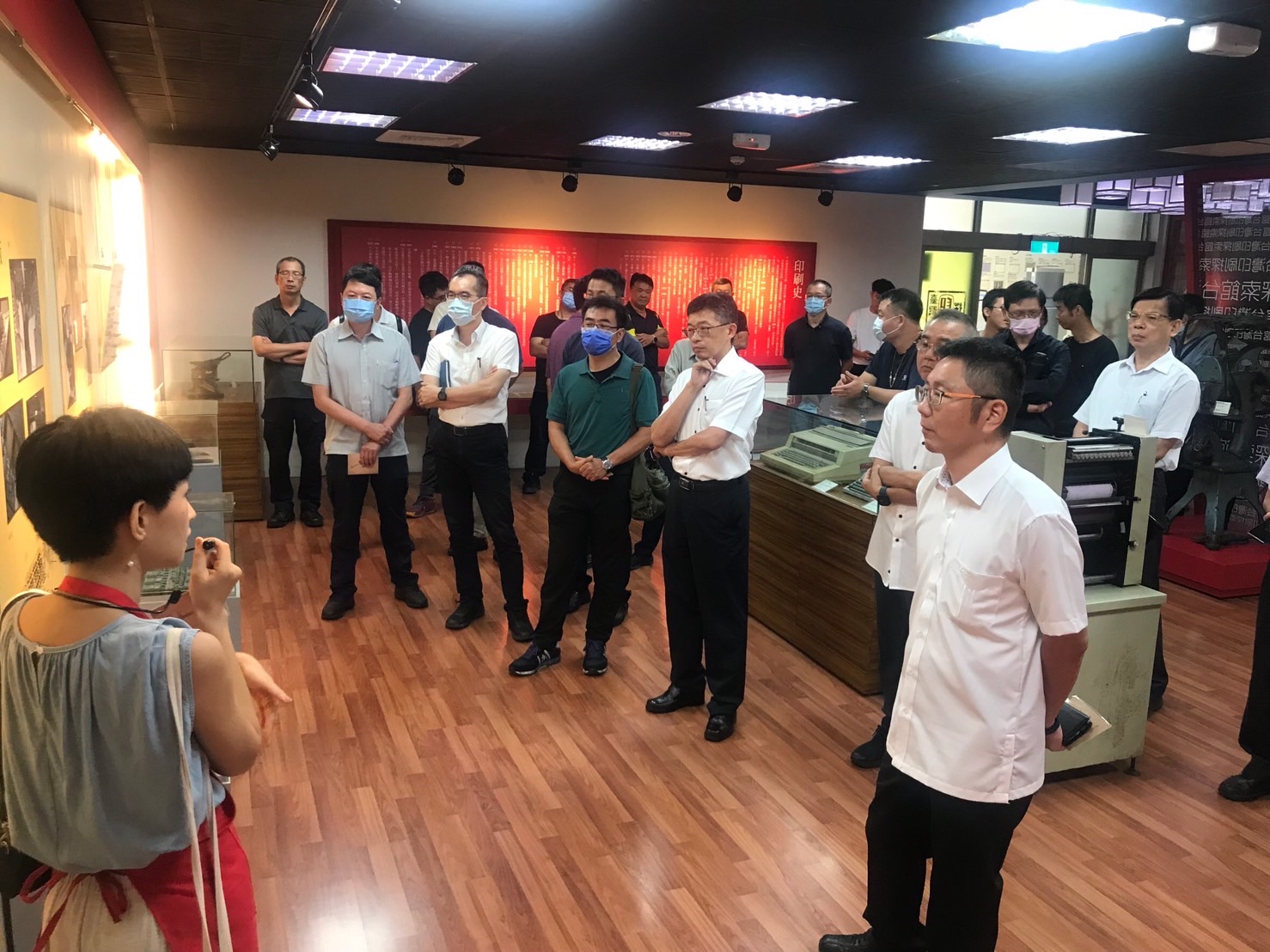 霧峰分局陳祥麟分局長帶領分局警員參觀財政部印刷廠，並進一步了解印製過程。(圖/記者江雁武翻攝）