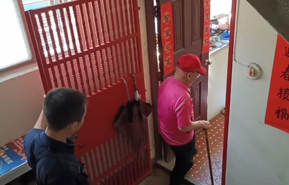 8旬老翁錯樓層，無法返家，中和警方呼籲鄰里守望相警民合作，共同守護獨居長者安全。（記者張艷君翻攝）