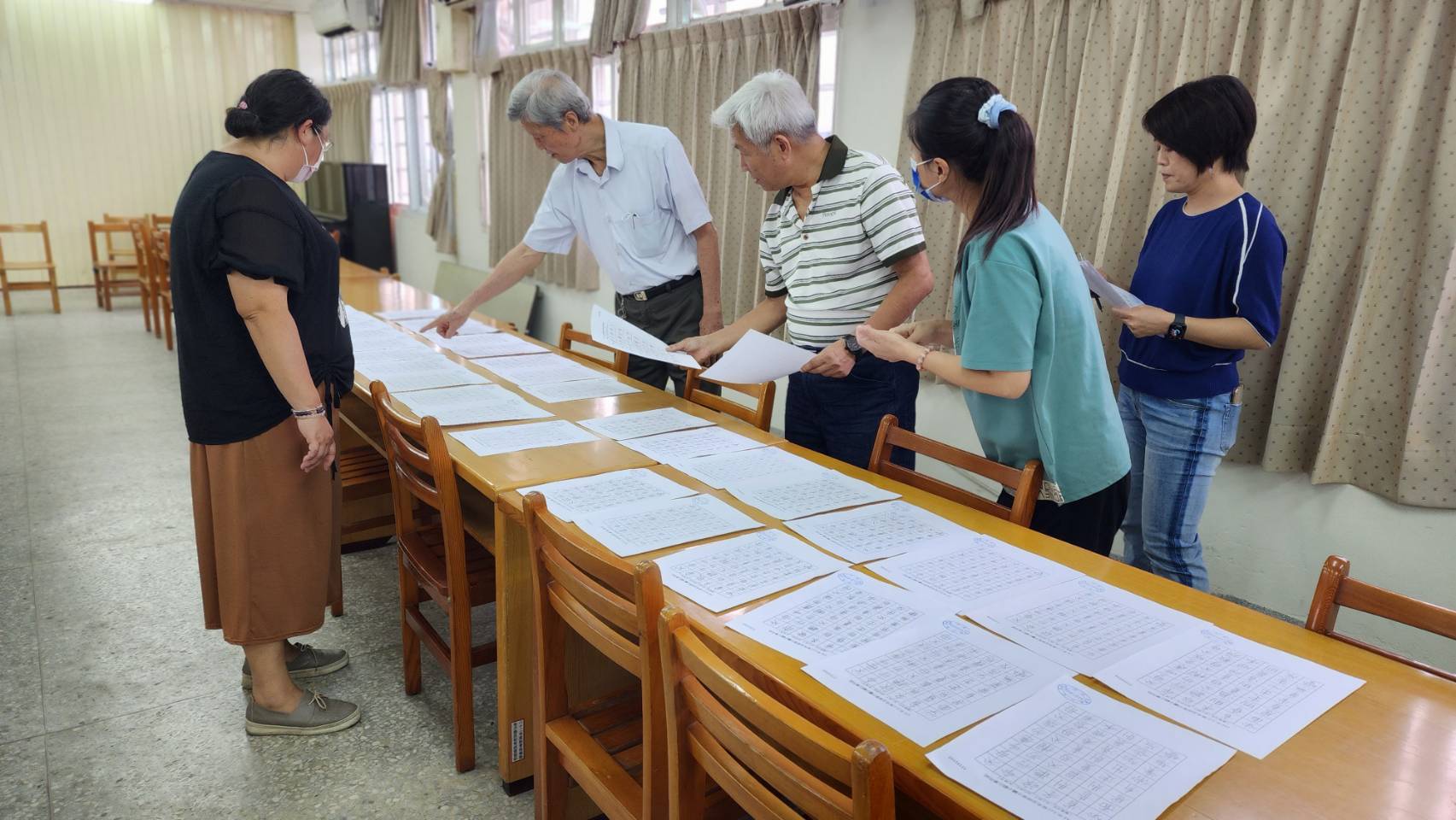 ▲聘請雲林縣內書法家擔任硬筆字比賽作品評審。（記者鍾進森拍攝）