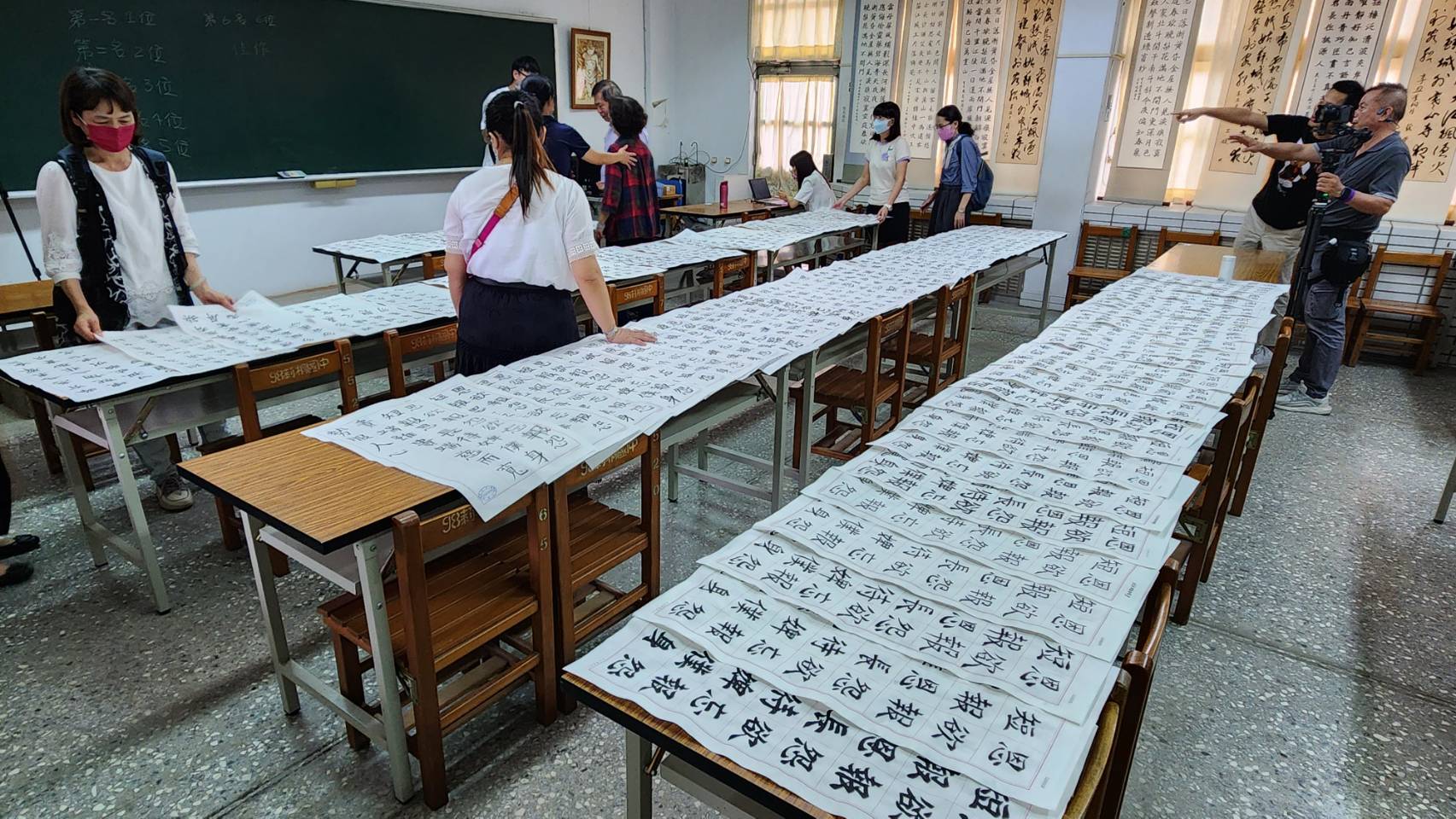 ▲數百件書法作品，等著縣內書法家評審出優秀作品。（記者鍾進森拍攝）