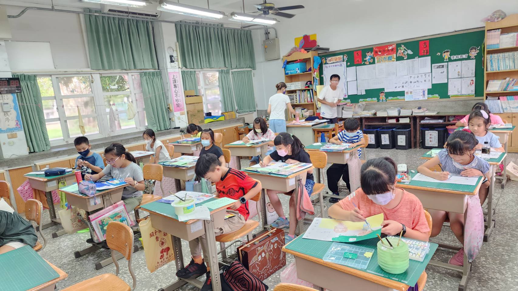 ▲繪畫比賽採分區初賽，再收件到現場評選出優勝作品。（記者鍾進森拍攝）