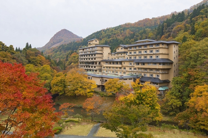 「結之宿愛鄰館」被紅葉與染上秋色的繽紛山巒圍繞,能盡享大自然、溫泉、美食等多元魅力。 圖:結之宿愛鄰館/來源