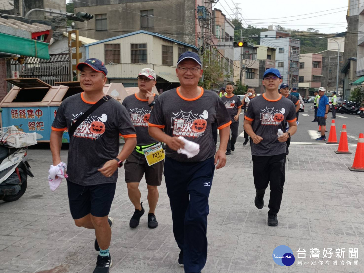 台中市議長張清照示範性地跑4公里,展現平日健身成果。