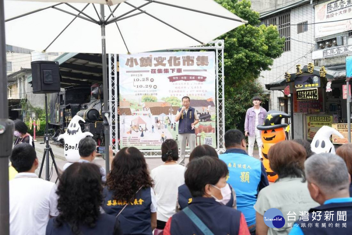 「在集集下車、小鎮文化市集」活動,鎮長吳大村致意。