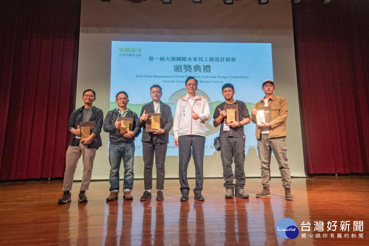 張善政市長與獲獎者合影。<br /><br /> <br /><br />