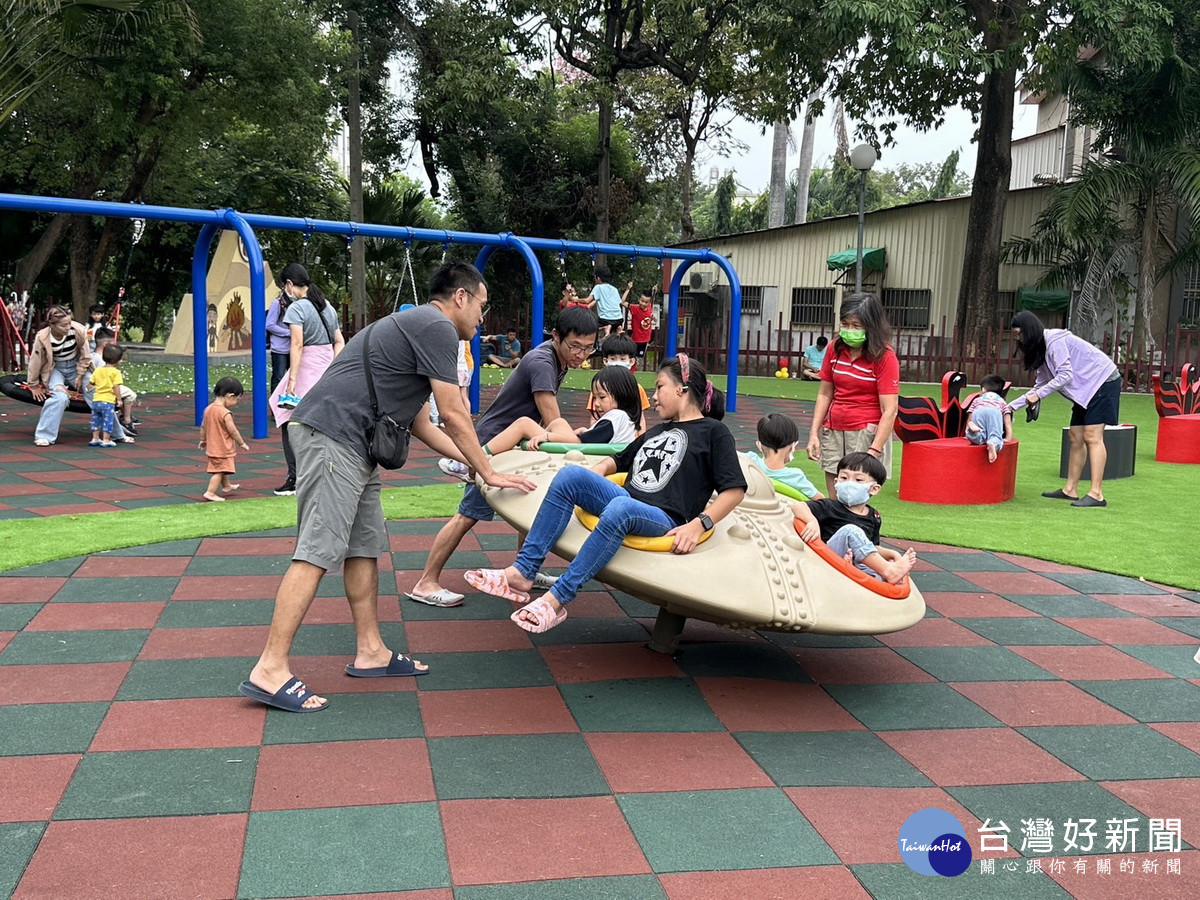 這座飛碟轉盤讓許多親子玩得很盡興。(記者扶小萍攝)