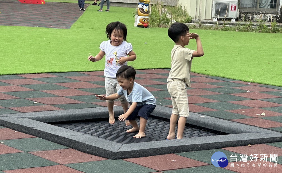 彈跳床讓幼小朋友充份放電。(記者扶小萍攝)