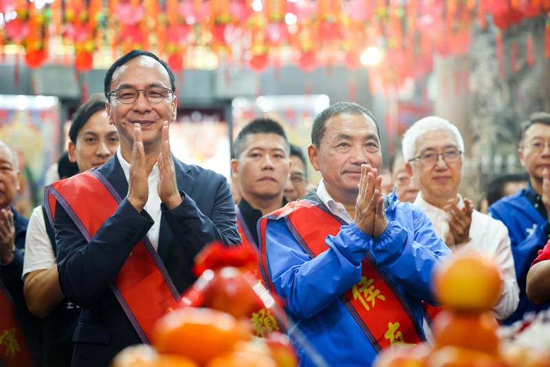 國民黨總統參選人侯友宜（前右）、黨主席朱立倫 （前左）到新北市板橋慈惠宮，參加2023北台灣媽祖文化節活動，2人率眾人參拜祈福。中央社