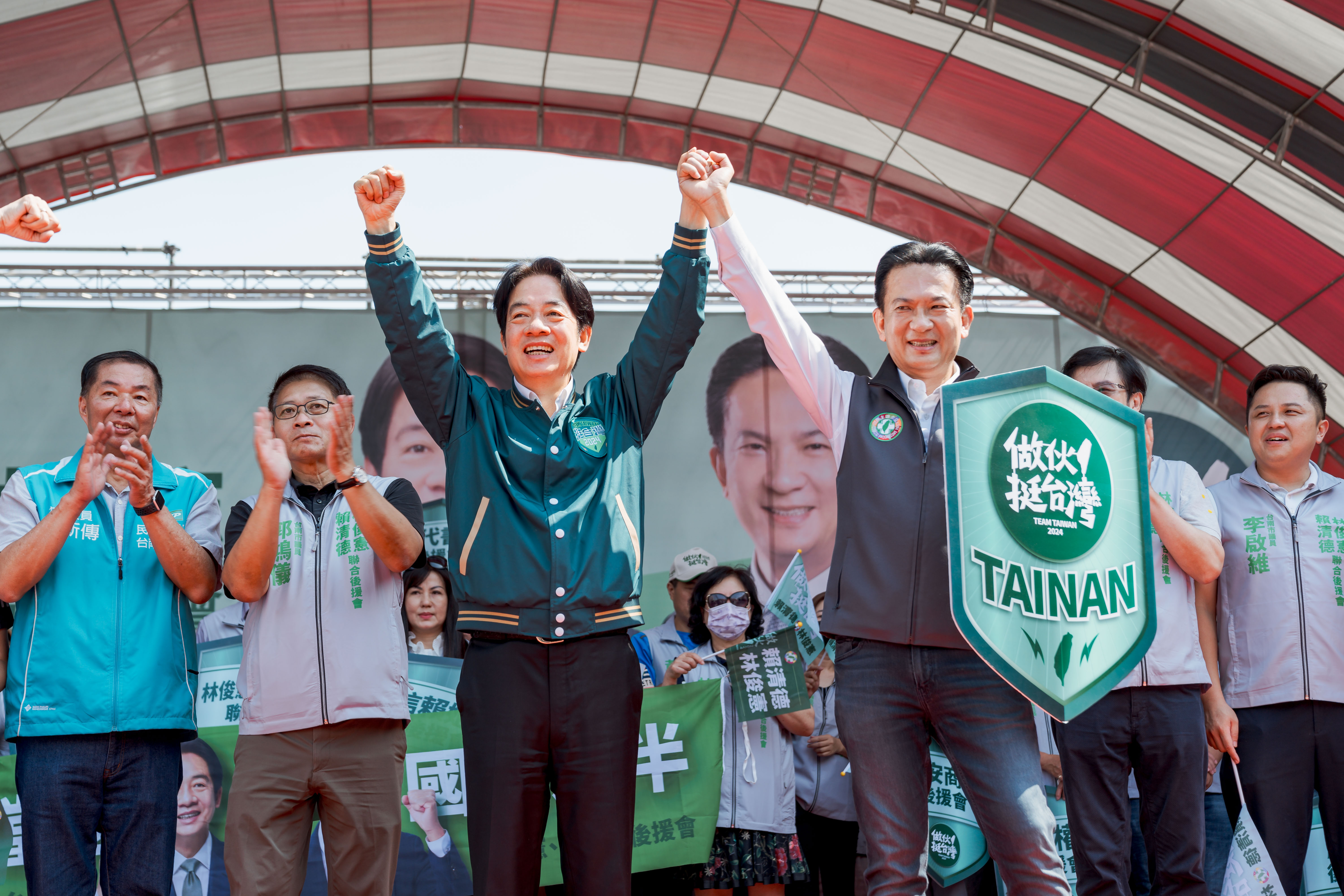 民進黨總統參選人賴清德（左３）出席立委林俊憲（右）２競總成立大會。賴清德競選辦公室提供