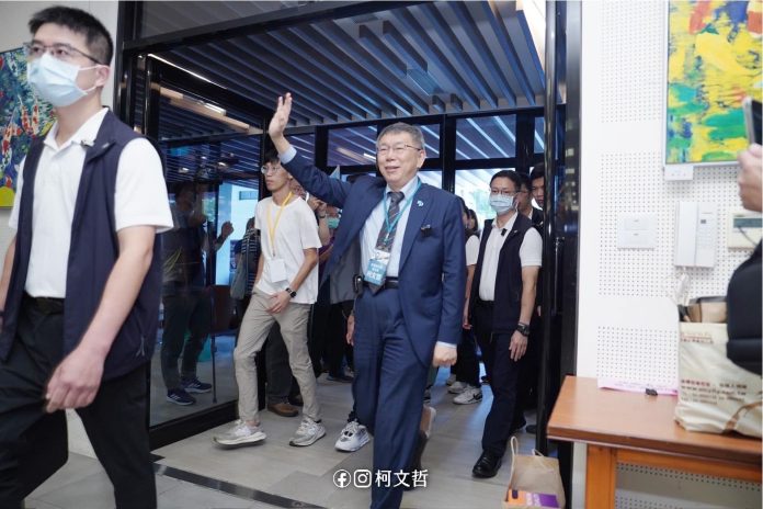 柯文哲競辦總幹事黃珊珊日前表示，藍白合最後時間在10月底，過了柯文哲就會選到底，但柯文哲改口表示，「真正的」dead line是11月20日。圖／引自柯文哲臉書