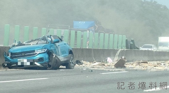 影/國3通霄段2車碰撞掀翻整排防眩板 大貨車爆胎追撞轎車畫面曝光! 55 國3,國道車禍,通霄段,大貨車爆胎,防眩板
