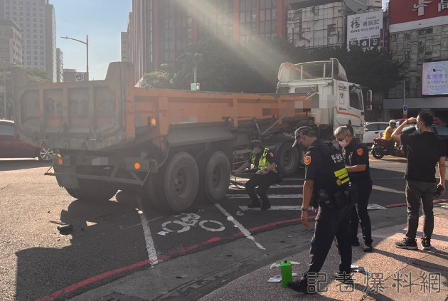 高雄砂石車右轉內輪差釀禍! 21歲女騎Youbike被捲進車底命危搶救中 69 高雄,砂石車,右轉,內輪差