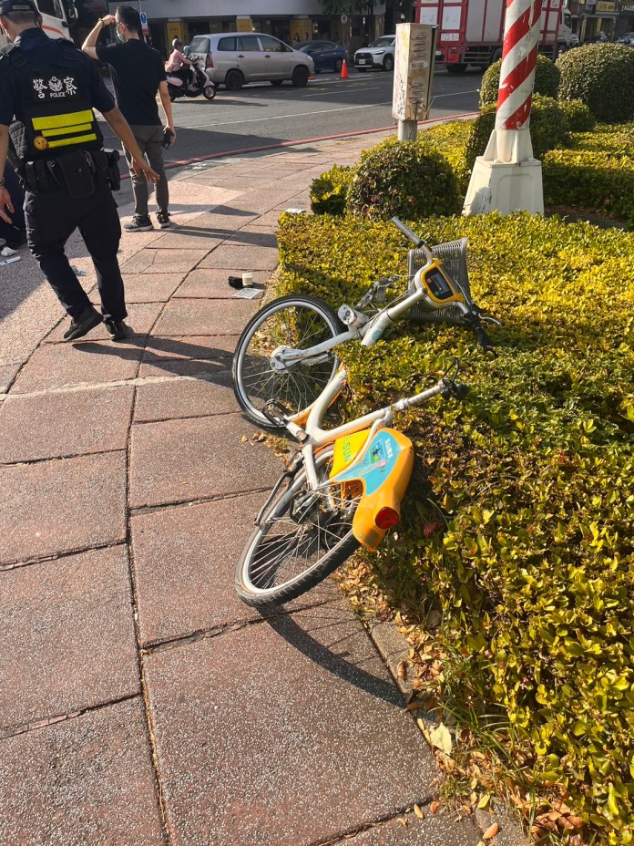 高雄砂石車右轉內輪差釀禍! 21歲女騎Youbike被捲進車底命危搶救中 67 S 102211599 0 | 社會 社會 記者爆料網