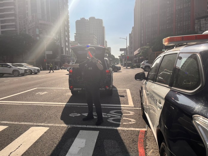 高雄砂石車右轉內輪差釀禍! 21歲女騎Youbike被捲進車底命危搶救中 68 S 102211596 0 | 社會 社會 記者爆料網