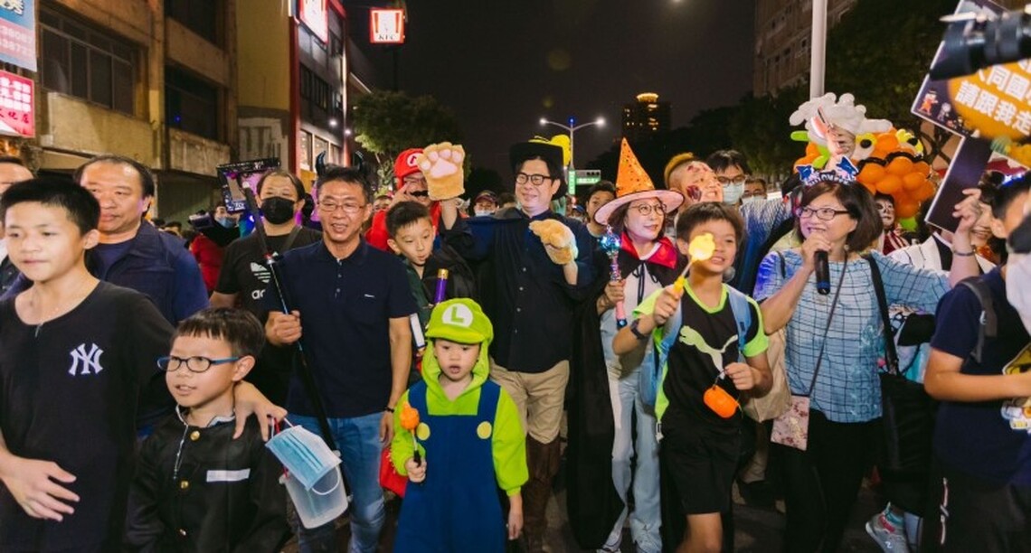 萬聖節大遊行變裝搞怪 商圈人潮滿滿 帶來大小朋友開心回憶