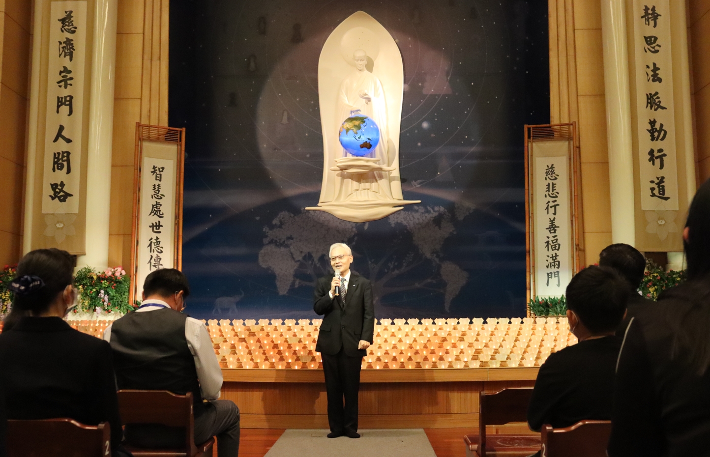 10月28日上午慈濟三重志業園區,濟基金會張宗義副執行長致詞首先帶動全體與會者給予獲獎同學讚嘆及讚賞。