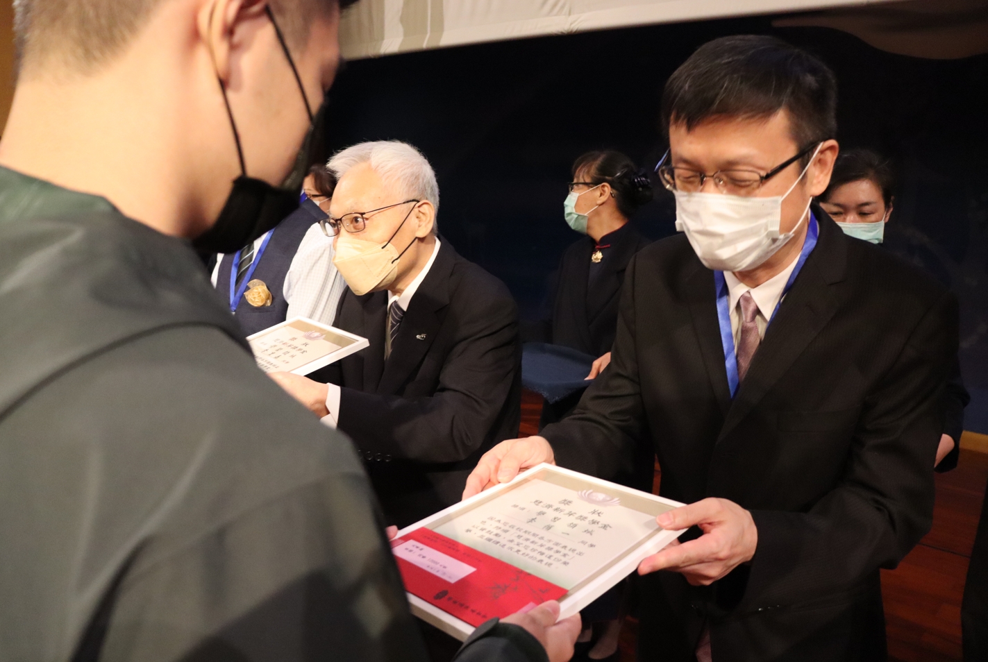 新北市政府教育局張明文局長(右一)強調臺灣重視品德教育第一,品德是臺灣競爭軟實力重要的公民素養,期許將這份大愛傳承下去,讓臺灣更好。