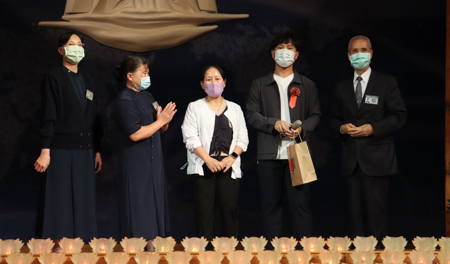 彭文軒(右二)從國中就自主學習且自律,無需囑咐主動學習爭取好的成績。
