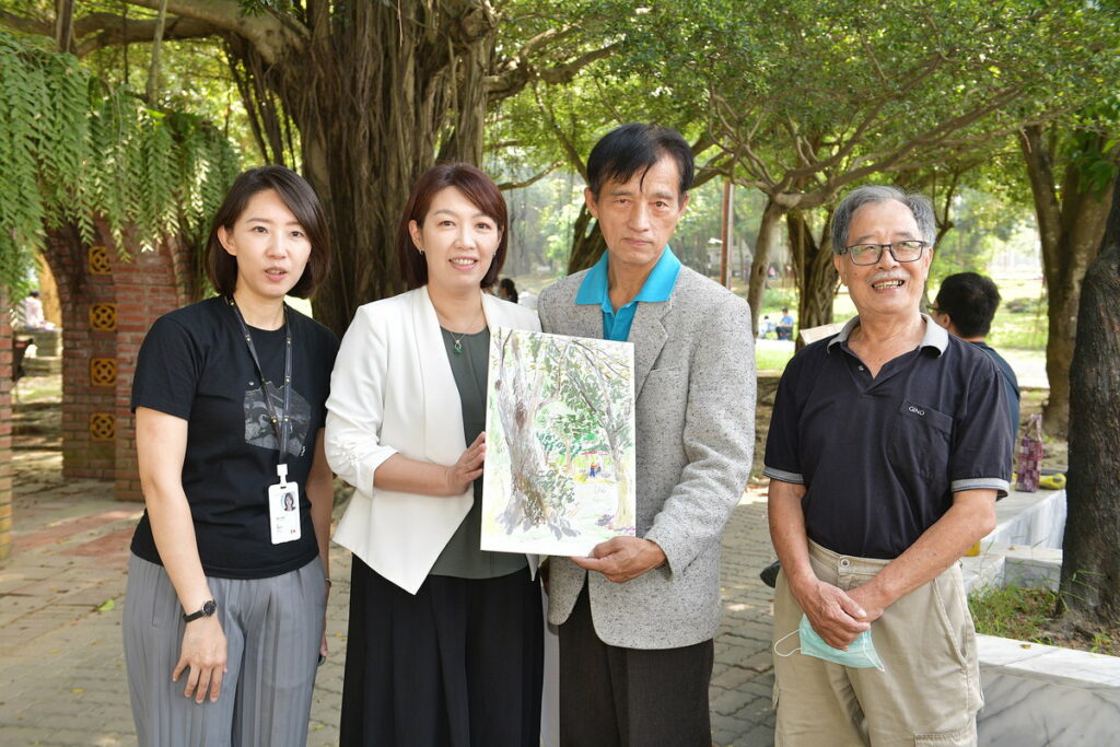 (由左至右)嘉義市立美術館賴依欣館長、嘉義市政府文化局盧怡君局長、藝術家莊玉明老師