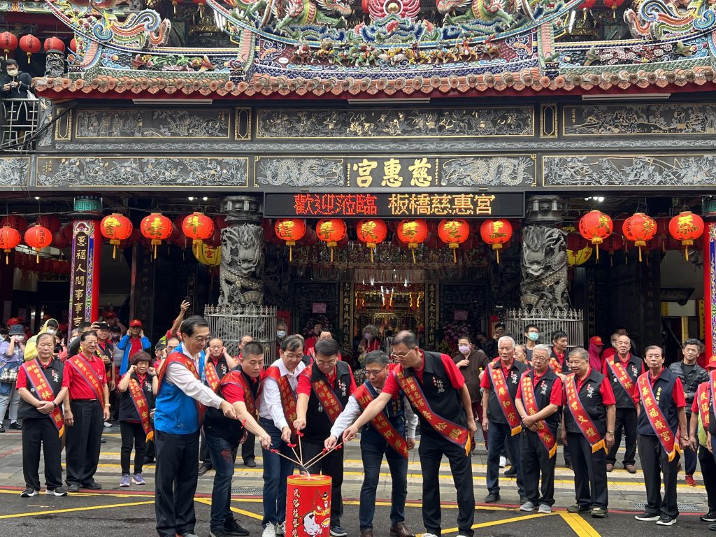 板橋慈惠宮信眾萬頭鑽轎拿福袋保平安。(圖/新北市政府提供)