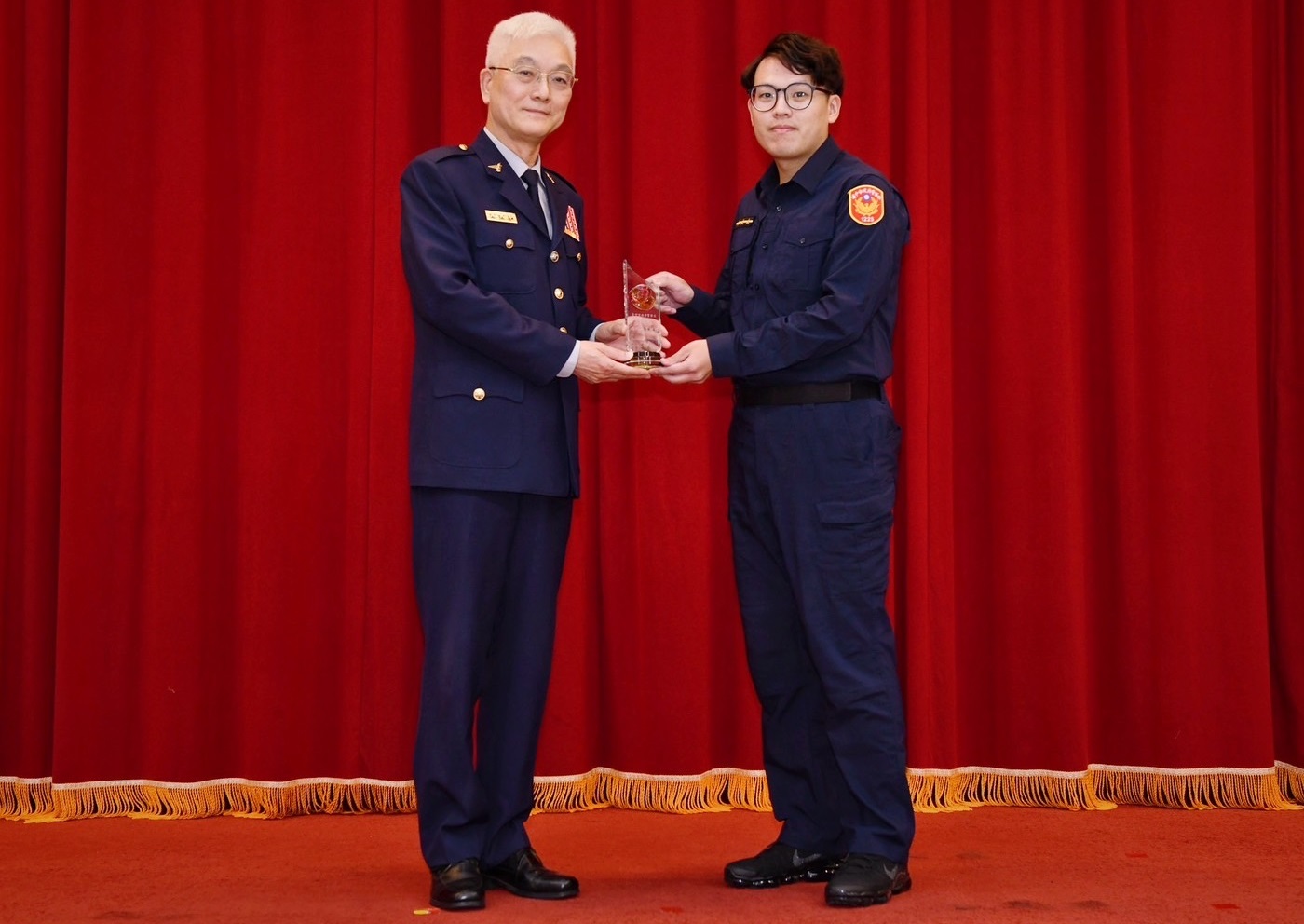 ▲圖說:一分局警員李昱融和楊閎宇英勇搶救民眾,警政署長「好人好事楷模」表揚 (圖/台中市政府提供)