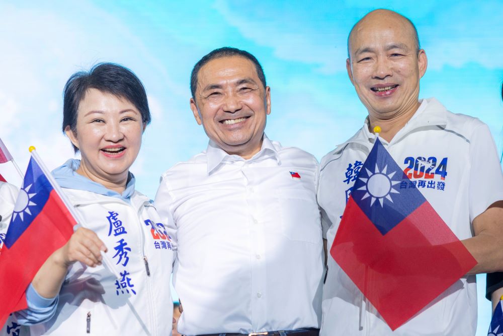 《圖說》國民黨總統參選人侯友宜暨高雄市立委提名人誓師大會在高雄鳳山登場,燕子、猴子、禿子再度合體。〈侯競辦提供〉