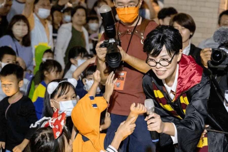 竹市萬聖節大遊行玩具主題 高虹安變身哈利波特與3萬大人小孩同樂 240 照片來源:高虹安臉書