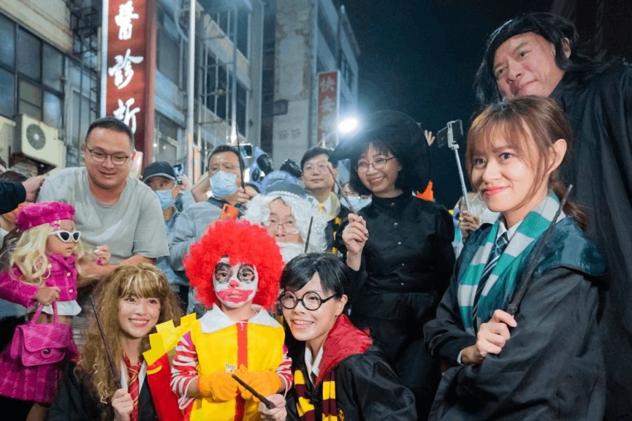 竹市萬聖節大遊行玩具主題 高虹安變身哈利波特與3萬大人小孩同樂 241 照片來源:高虹安臉書