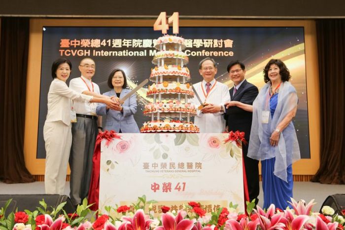 蔡總統蒞臨中榮院慶國際醫學研討會 並爲「細胞治療GTP實驗室」揭牌