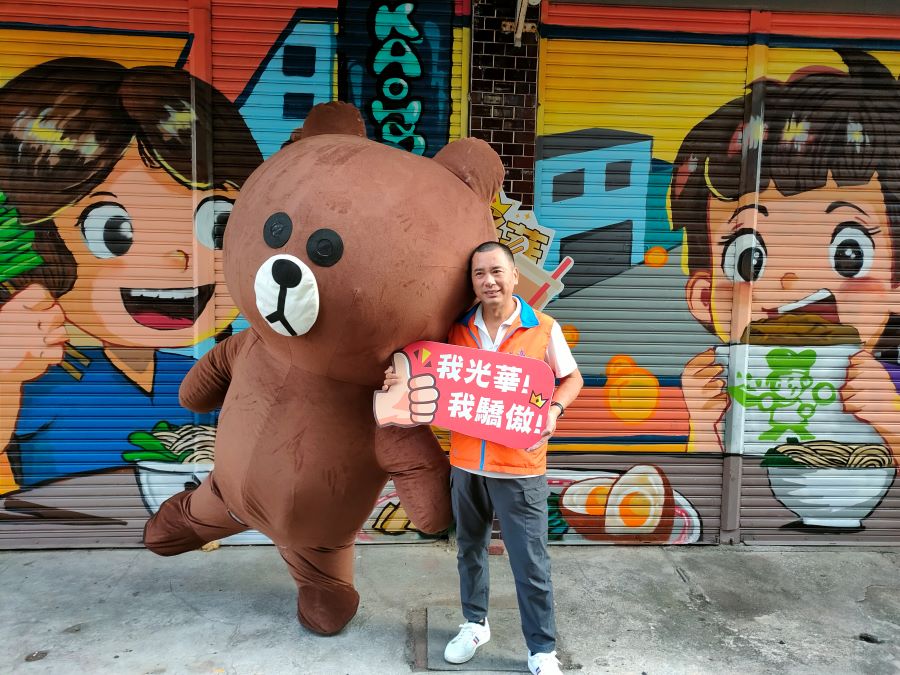 ▲光華夜市顏永峻理事長:配合經濟部以及市府打造商圈彩繪地標鐵門牆,活絡夜市街區整體形象(記者王雯玲翻攝)