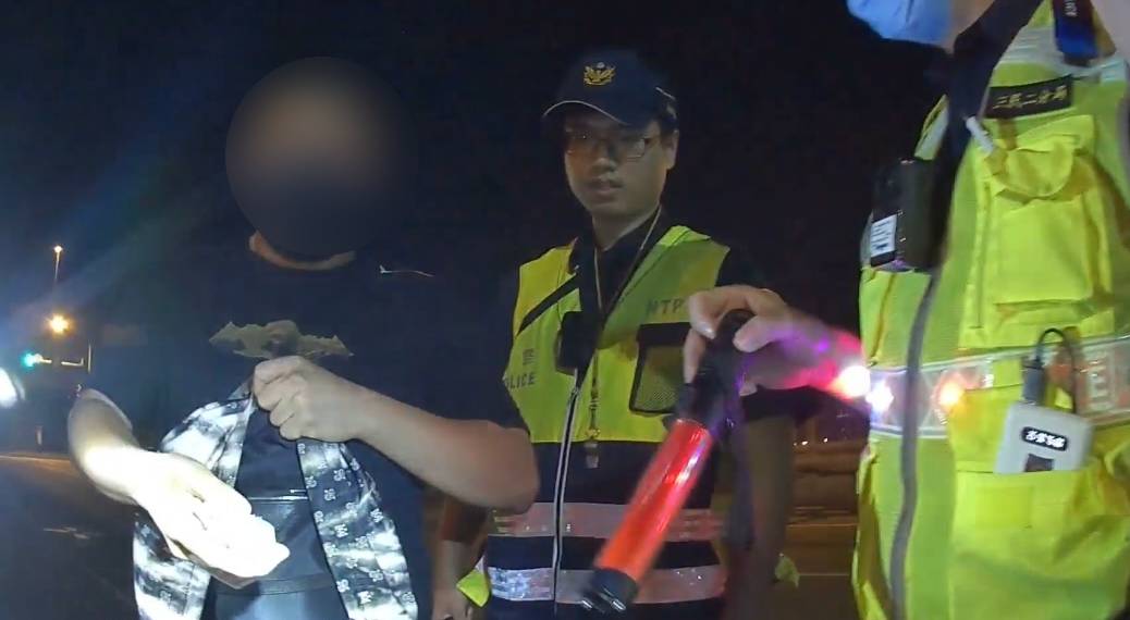 男子攜帶大量毒品 見警狂發抖露餡