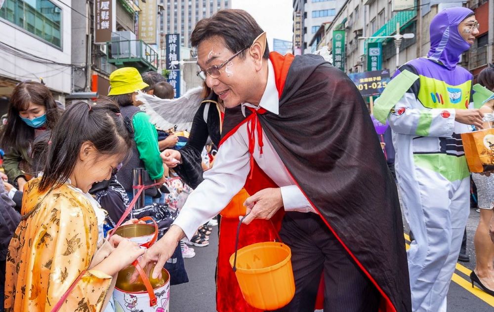 《圖說》「府中搞什麼鬼」活動除了集結50家特色美食、文創百貨以及DIY體驗攤商,還有視覺饗宴的變裝比賽、精彩的藝人表演、討糖大冒險,新北市劉和然代理市長化身吸血鬼與小朋友互動。〈經發局提供〉