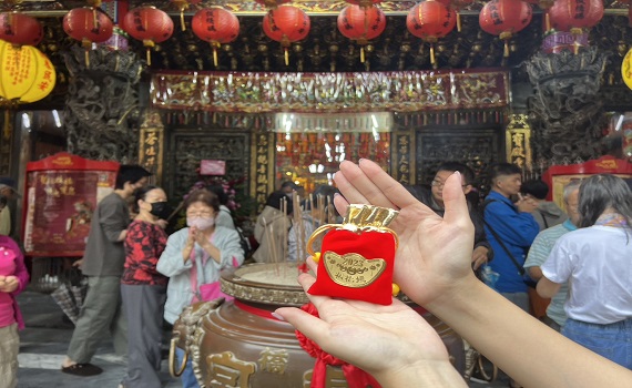 2023北臺灣媽祖文化節60神尊踩街巡安　信眾鑽轎腳拿福袋