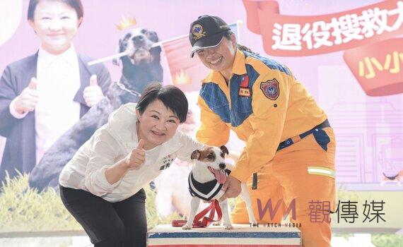 台中搜救犬英雄畢業了!領犬員哽咽不捨 市長盧秀燕鞠躬:感謝「養父母」延續愛