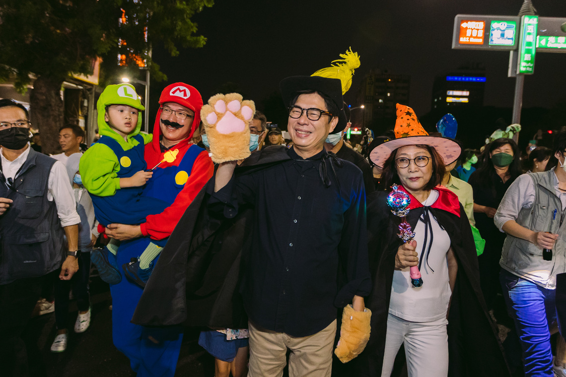 漾新聞|陳其邁變妝鞋貓劍客 康裕成化成拿仙女棒的魔鬼 市長議長與民眾街上搞怪high爆高雄夜