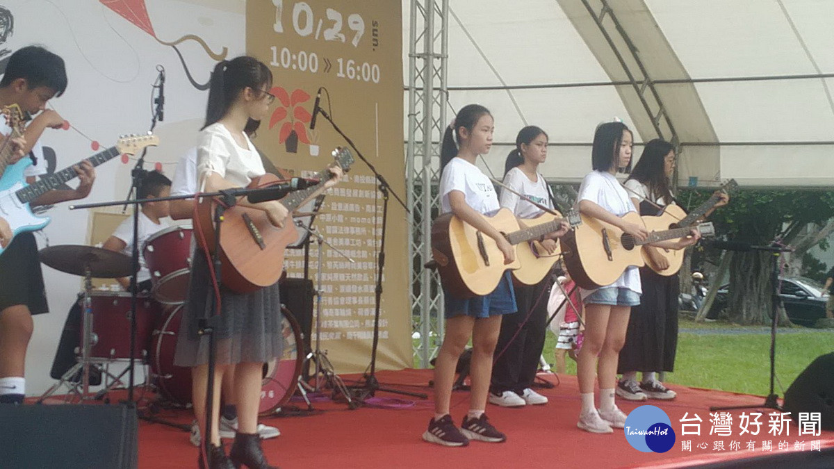 給年輕人表演舞台。（簡千翔服務處提供）