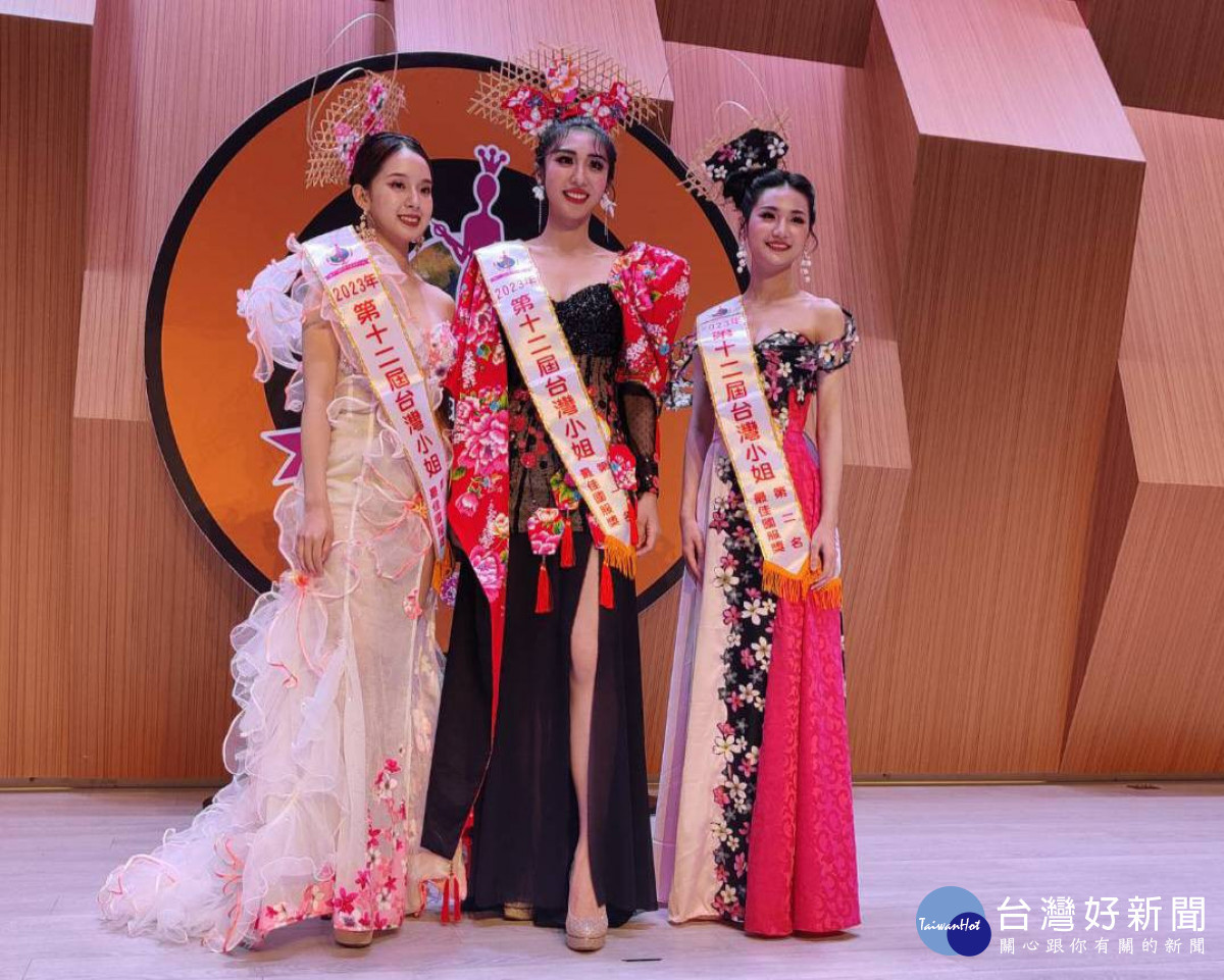 國服賽前三名：第一名 邱邑函（中）、第二名 陳思宇（右）、第三名 都村思依耐（左）。