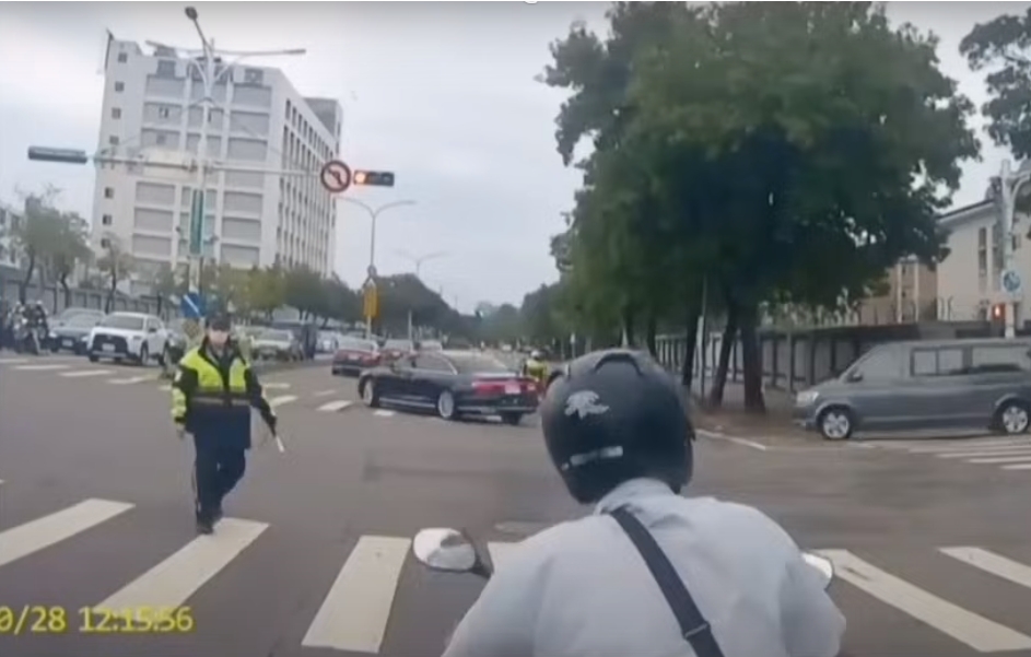 機車騎士王男不滿路口久候,對總統蔡英文車隊怒比中指。翻攝畫面