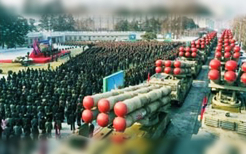 有消息指出俄羅斯向北韓尋求武器支援。圖為北韓 30 門大口徑火箭砲。( 翻攝自朝中社)