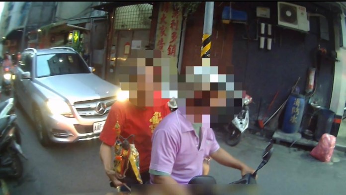 蘆洲機車乘客「手捧神像」沒戴安全帽 警攔查揪出騎士酒駕 73 S 6701082 0 | 社會 社會 記者爆料網